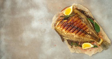 Bitki ve limonlu fırında balık, lezzetli dengeli gıda konsepti, uzun pankart formatı. en üstteki görünüm.
