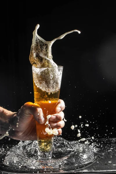 Cerveja Com Salpicos Espuma Freeze Movimento Respingo Gotas Espuma Cerveja — Fotografia de Stock