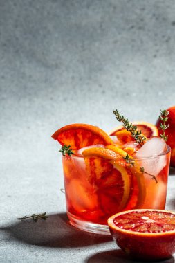 Sicilya kırmızı portakallı kırmızı kokteyl hafif arka planda, yaz konsepti,