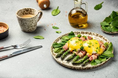 Kızarmış pastırmaya sarılmış yeşil kuşkonmazlı haşlanmış yumurta, ketogenik diyet. Düşük karbonhidratlı yüksek yağlı kahvaltı. Sağlıklı gıda konsepti. metin için yer, üst görünüm.