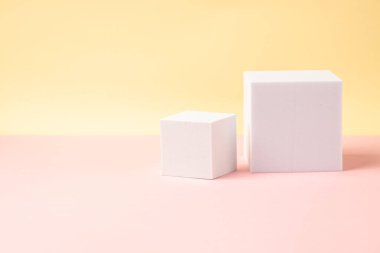Podyum, sahne kaidesi ya da platform. Pastel arka planda geometrik biçimlerle soyut minimalist sahne.