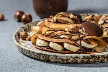 Kahvaltıda ya da tatlıda çikolatalı ve fındıklı ev yapımı ince krepler. afiş, menü, metin için tarif yeri, üst görünüm.