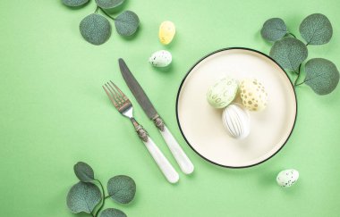 Paskalya yumurtası yeşili yeşil yapraklı paskalya tabağı. Mutlu Paskalya tatili konsepti.