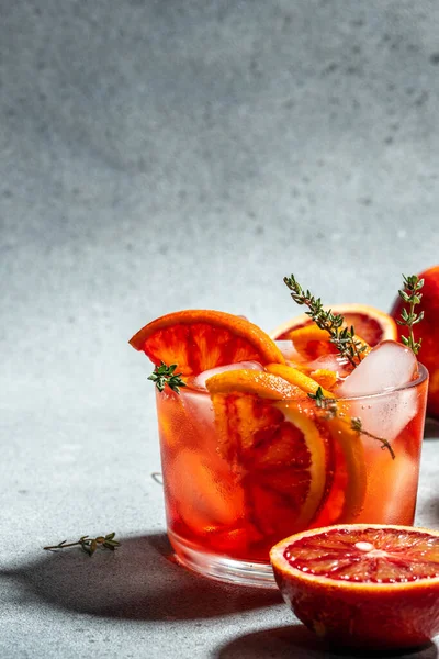 Röd Cocktail Med Sicilianska Röda Apelsiner Ljus Bakgrund Sommar Koncept — Stockfoto
