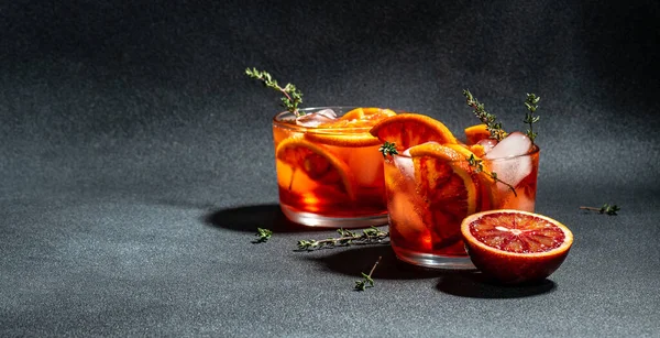 Bebidas Alcoólicas Com Gelo Laranjas Vermelhas Sicilianas Coquetel Refrescante Verão — Fotografia de Stock