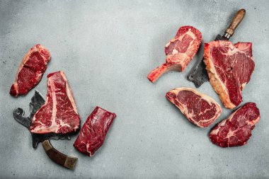 Hafif arka planda taze Black Angus Prime çiğ bifteği çeşitleri. afiş, menü, metin için tarif yeri, üst görünüm,
