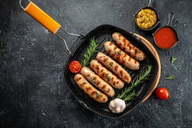 Izgara Alman sucuğu sosisi ve ızgara tavasında biberiye. afiş, menü, metin için tarif yeri, üst görünüm.
