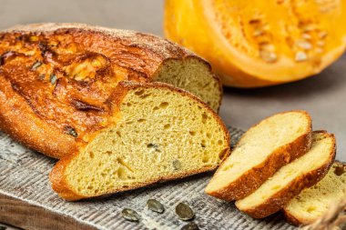 Tahta üzerinde balkabağı ekmeği, afiş, menü, metin için tarif yeri, üst görünüm,