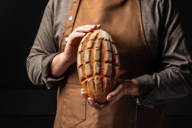 Erkek eli ekmek tutuyor. evcilleştirilmiş fırın pastası. Sağlıklı gıda konsepti. metin için yer.