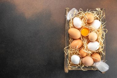 Arka planda bir sepet tavuk yumurtası. en üstteki görünüm,