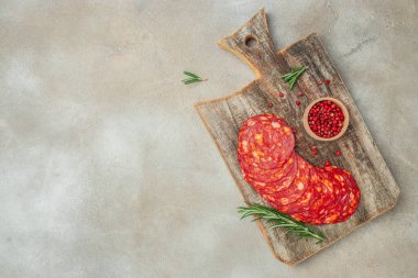 Tahta üzerinde geleneksel İspanyol sucuğu sosisi. afiş, menü, metin için tarif yeri, üst görünüm.
