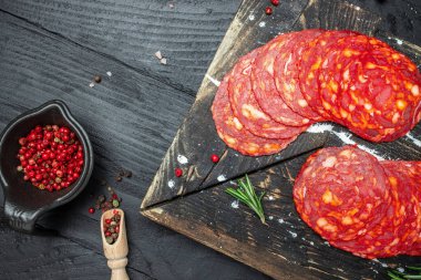 Dilimlenmiş sucuklu salam sosisi. İspanyol mezeleri, yemek tarifi geçmişi. Kapat..