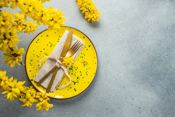 stock image Easter brunch table setting. napkin on plate with spring flowers. card design, top view.