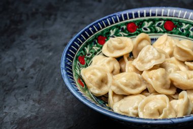 Ev yapımı etli börek pelmeni. Etli hamur tatlısı, kasede ravioli. Restoran menüsü, diyet, yemek kitabı tarifi üst görünümü.