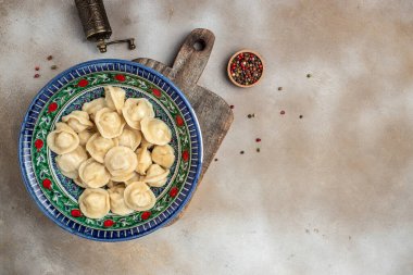 Özbek yemeği Manti veya hamur tatlısı. Ev yapımı Özbek yemeği. Doğu mutfağı, afiş, menü, metin için tarif yeri, üst görünüm kavramı,
