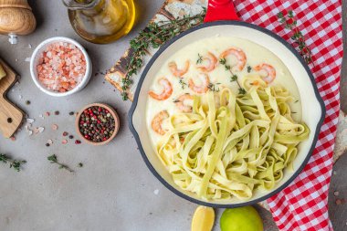 Tavada karides bechamel sosu. makarna. Yemek tarifi geçmişi. Kapat..