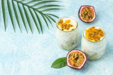 Meyveli meyve suyu, süt ve chia çekirdeği. Sağlıklı, temiz yemek. Vejetaryen ya da glütensiz diyet. afiş, menü, metin için tarif yeri, üst görünüm.