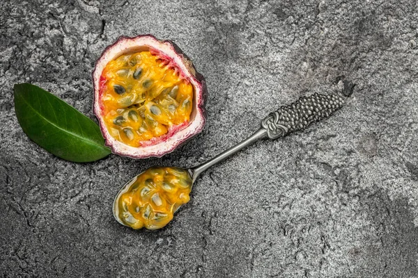 Frutto Della Passione Biologico Maturo Sfondo Scuro Set Frutti Della — Foto Stock