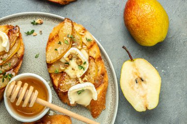 Peynirli kraker ve armut, bal, ceviz, bayrak, menü, metin için tarif yeri, üst görünüm.,