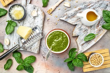 Geleneksel İtalyan pesto fesleğeni, zeytinyağı, parmesan, sarımsak, çam fıstığı. afiş, metin için menü tarifi yeri, üst görünüm.