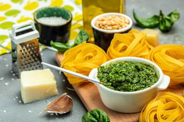 Fetuçin ve makarna yapmak için geleneksel İtalyan pesto sosu. Restoran menüsü, diyet, yemek kitabı tarifi üst görünümü.