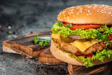 Biftek, domates peyniri ve marullu ev yapımı hamburger..