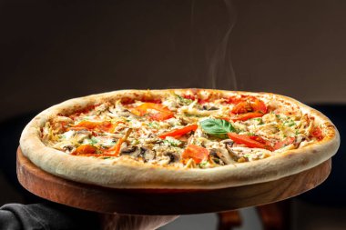 Jambonlu pizza, mantar, salatalık ve peynir turşusu, fast food öğle yemeği, üst manzara.,