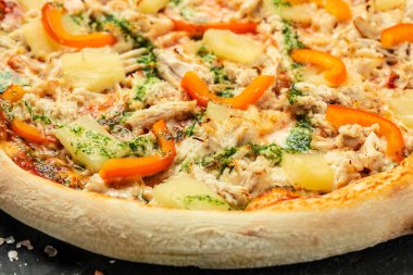 Tavuklu, ananaslı ve biberli pizza, arka planda Hawaii pizzası, restoran menüsü, diyet, yemek kitabı tarifi üst görünümü.,