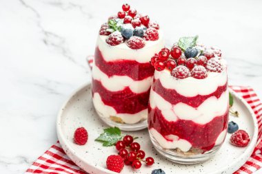 İskoç kremalı tatlı, kavrulmuş yulaf ezmesi ve kavanozda ahududu. afiş, menü, metin için tarif yeri, üst görünüm.