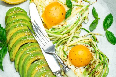 Keto kahvaltı kabağı, yumurta ve avokado. Vejetaryen sebze makarnası, yemek tarifi geçmişi. Kapat..