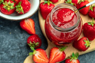 Beyaz arka planda bir kavanoz çilek reçeli. Ev yapımı çilekli marmelat ve meyve. Uzun pankart biçimi.