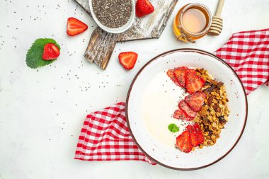 Yunan yoğurtlu, yulaf ezmeli ve böğürtlenli taze kahvaltı. Lezzetli kahvaltı ya da atıştırmalık, üst manzara..