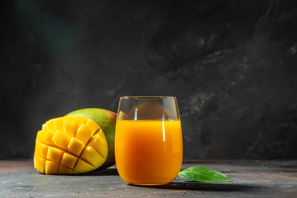 Mango Juice Fresh Tropical Fruit Dark Background Detox Healthy Superfoods — Fotografia de Stock