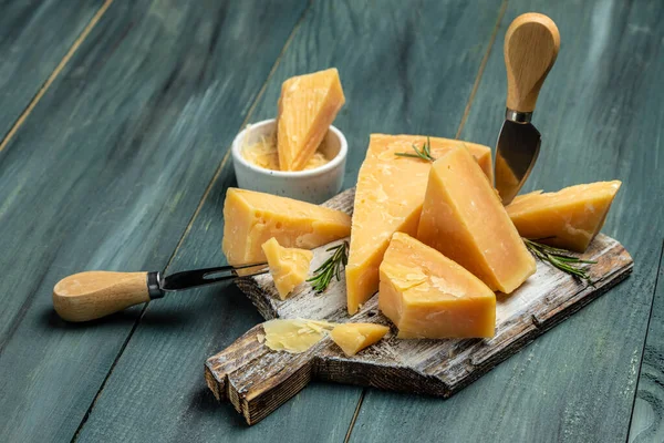 Parmesan Peyniri Dilimlenmiş Rendelenmiş Tahta Arka Planda Bıçaklı Bir Parmesan — Stok fotoğraf