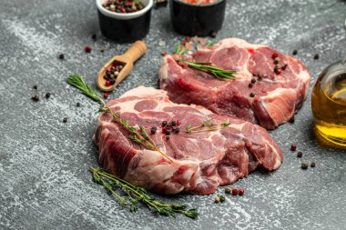 Et. Baharatlı çiğ domuz bifteği. metin için yer, üst görünüm,