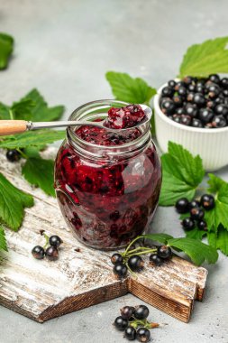 Frenk üzümü, krema ya da reçel kavanozda. metin için yer, üst görünüm.