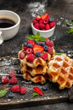 Ahududu, çilek ve yabanmersinli Belçika Waffle 'ı. Mutfak, yemek pişirme, fırın konsepti. Yemek tarifi geçmişi. Kapat..