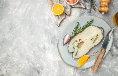 Atlantik kurtçuğu, deniz kurdu ya da hafif bir arka planda yayın balığı bifteği. afiş, menü, metin için tarif yeri, üst görünüm,