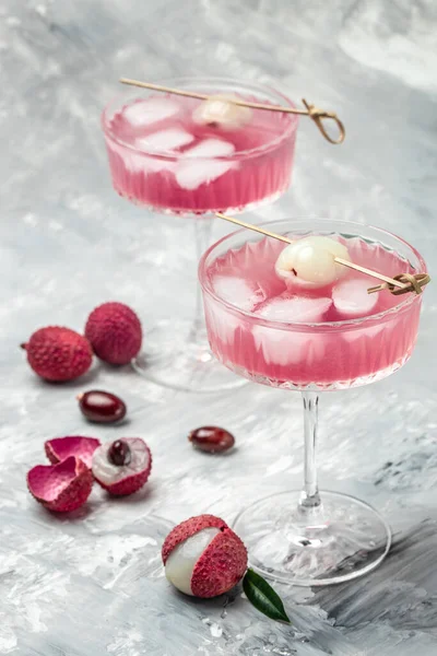 Läcker Litchi Cocktail Glas Och Färska Frukter Vertikal Bild Ovanifrån — Stockfoto