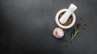 Baharatlı havan, yemek pişirme, otlar, baharatlar ve çatal bıçaklarla mutfak geçmişi. en üstteki görünüm,