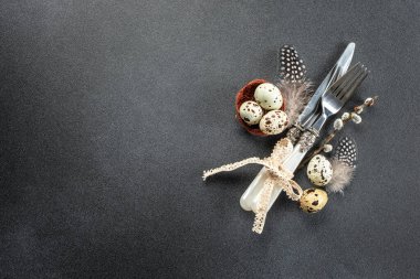 Karanlık bir arkaplanda Paskalya bayramı servisi, Mutlu Paskalya kartları tasarımı, uzun pankart formatı. en üstteki görünüm,