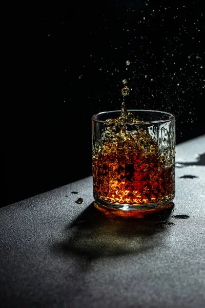 Zlatá Whisky Sklenici Kostkami Ledu Mrznoucí Kapky Silného Alkoholického Nápoje — Stock fotografie