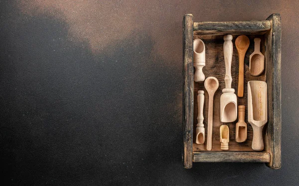 箱の中に木製の台所用品のセット 料理の背景 トップビュー — ストック写真