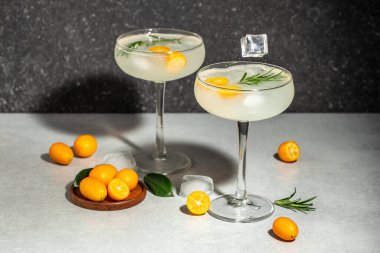 Buzlu kumkatlı kokteyl. Dondurucu hareketli serinletici soda damlaları. Üst Manzara. metin için yer.