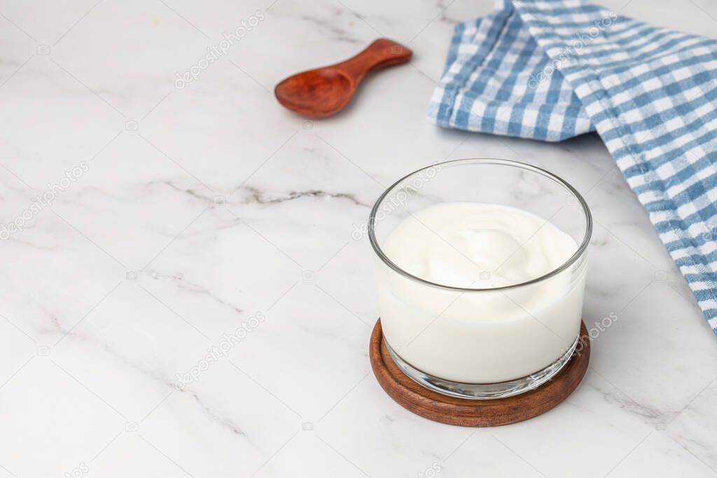 yogur sin lactosa, kéfir, leche fermentada sobre un fondo claro. Comer