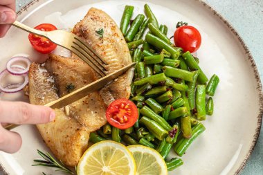 Sebzeli ızgara balık fileto. organik sağlıklı ürünler. Detoks ve temiz diyet konsepti. metin için yer, üst görünüm.