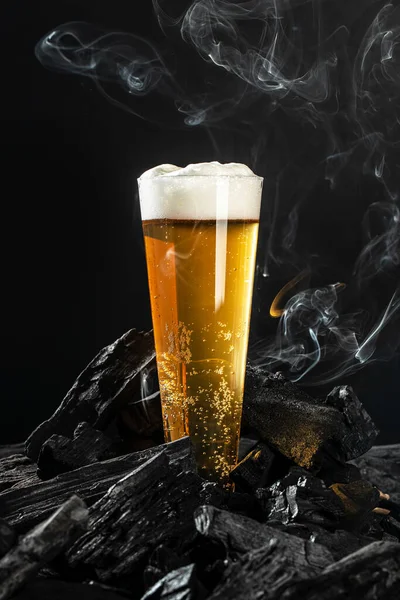 一杯用烟熏过的新鲜啤酒 垂直的形象 案文的位置 — 图库照片