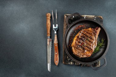 Tavada biberiyeli biftek. Sağlıklı akşam yemeği ya da öğle yemeği. Uzun afiş biçimi. en üstteki görünüm.