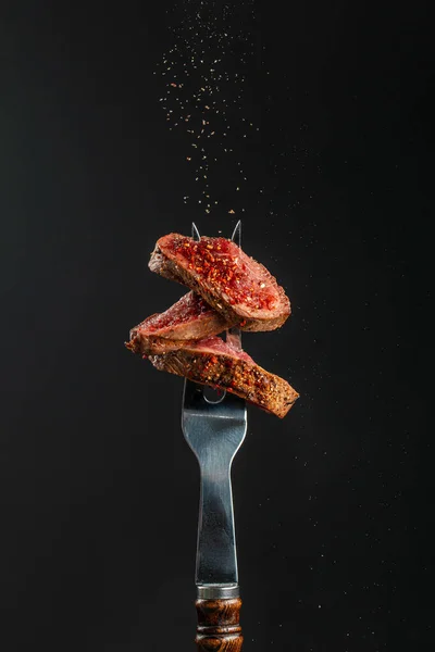 Steak Daging Sapi Medium Langka Pada Garpu Dengan Bumbu Dalam — Stok Foto