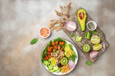 Sebzeli Çin ve Japon salatası ve kızarmış tofu. Buda kasesi. Vejetaryen salatası, yemek tarifi geçmişi. Kapat..